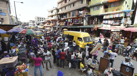 Un minibus passe devant des vendeurs du marché Balogun à Lagos, le 10 mai 2017 (image d'illustration).