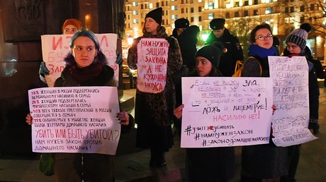 Manifestation à l'occasion de la Journée internationale pour l'élimination de la violence contre les femmes, à Moscou le 25 novembre.