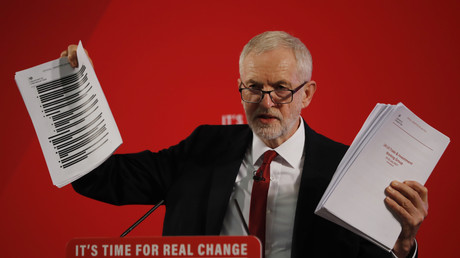 Le chef de file du Labour Jeremy Corbin expose les documents qui comporteraient les preuves d'un accord entre les Etats-Unis et le Royaume-Uni concernant le NHS, lors d'une conférence de presse à Londres, le 27 novembre.