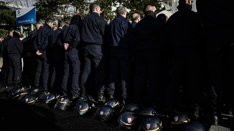 Une compagnie de CRS annonce qu'elle dépose casques et boucliers contre la réforme des retraites