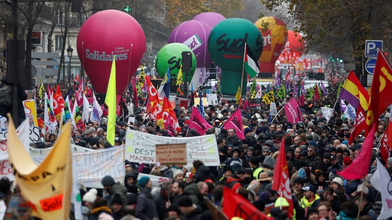 500 km de bouchons, transports bloqués: un «lundi noir» contre la réforme des retraites (EN CONTINU)