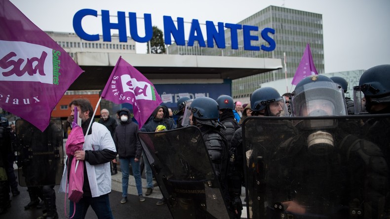 Réforme des retraites : une maternité nantaise partiellement évacuée à cause des gaz lacrymogènes ?