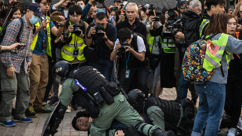 A Hong Kong, échauffourées avec la police lors d'une manifestation de soutien aux Ouïghours