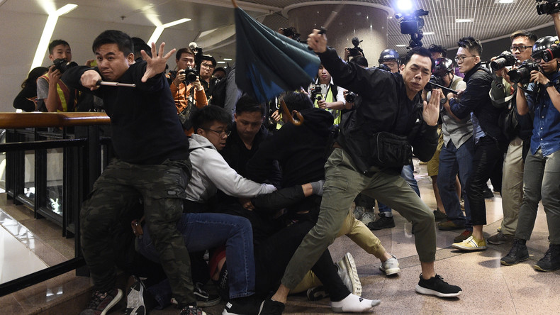 Hong Kong : heurts entre manifestants et policiers dans plusieurs centres commerciaux (VIDEOS)