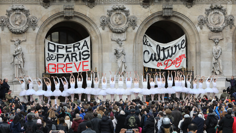 Retraites : en grève, les danseuses de l'Opéra de Paris jouent le Lac des Cygnes sur le parvis