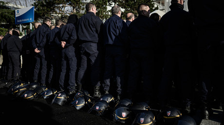Les policiers ont symboliquement posé casques et bâtons de défense à poignée latérale pour protester contre la réforme des retraites à Rungis, 2 décembre 2019.