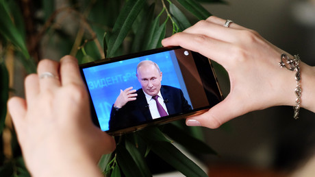 Une jeune fille regarde la ligne directe annuelle avec Vladimir Poutine, le 20 juin 2019.