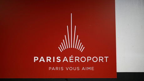 Le logo d'Aéroports de Paris dans l'aéroport Charles de Gaulle, le 11 avril 2019 (image d'illustration).