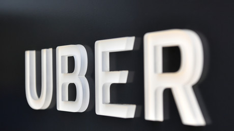 Cette photo montre le logo d'Uber au siège de l'entreprise à San Francisco, le 5 février 2018.