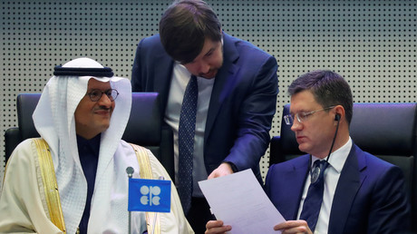 Alexander Novak, ministre russe de l'énergie, et son homologue saoudien Abdelaziz bin Salman Al-Saoud, lors du sommet de l'OPEP du 6 décembre