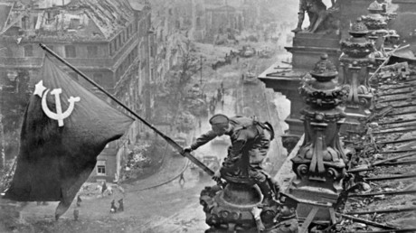 La bannière de la Victoire flottant sur le Reichstag