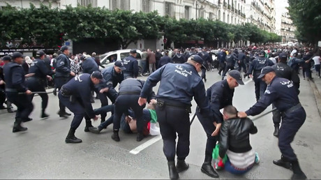 Des policiers interpellent des opposants à l'élection présidentielle, à Alger, le 12 décembre 2019.