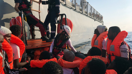Des migrants,  secourus en pleine mer par des membres des ONG MSF et SOS Méditerranée, attendent de prendre place dans un navire maltais, le 23 août 2019 (image d'illustration).