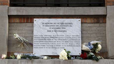 Des fleurs sont posées devant une plaque commémorative près du bar La Belle Equipe à Paris, lors d'une cérémonie commémorant le troisième anniversaire des attentats du 13 novembre 2015 qui ont fait 130 morts et des centaines de blessés à Paris et à Saint-Denis (image d'illustration).