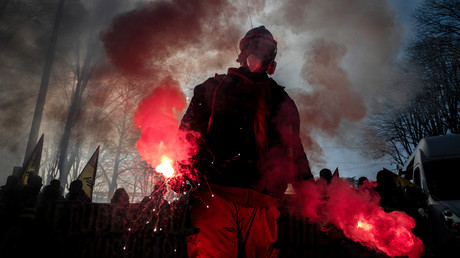 Un manifestant tenant des fusées éclairantes lors d'une manifestation le 10 décembre 2019 à Lyon, dans le cadre de la sixième journée de grève massive contre la réforme du système des retraites (image d'illustration).