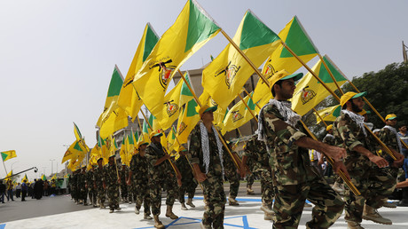 Membres du Kataëb Hezbollah piétinant un drapeau israélien lors d'une manifestation à Bagdad, en 2014. (Image d'illustration).