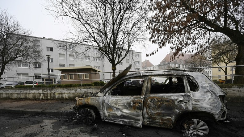 Feux de voitures, policiers et pompiers pris à partie... un Nouvel An «animé» dans plusieurs villes