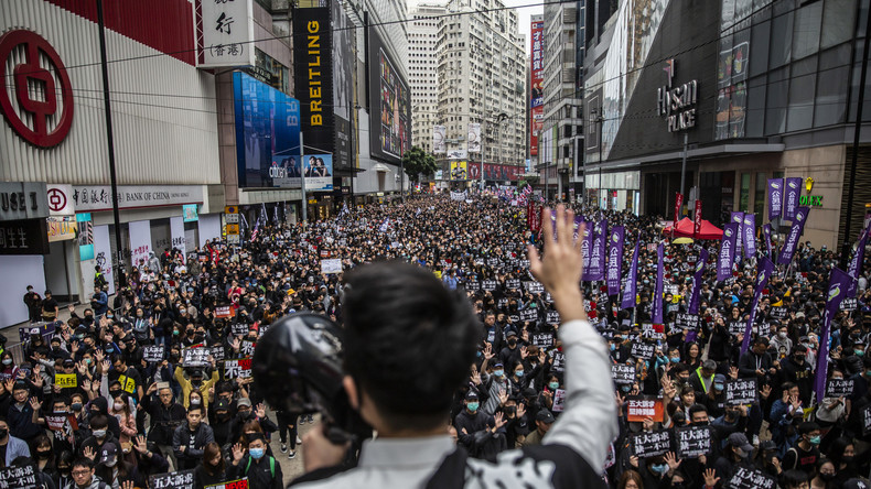 Hong Kong : des centaines de milliers de manifestants pour le Nouvel An, environ 400 arrestations