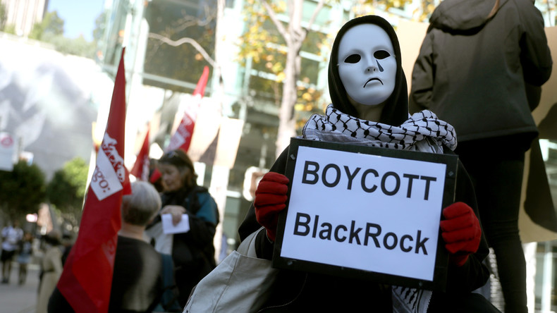 Retraites : des manifestants allument des fumigènes devant les locaux de Blackrock France