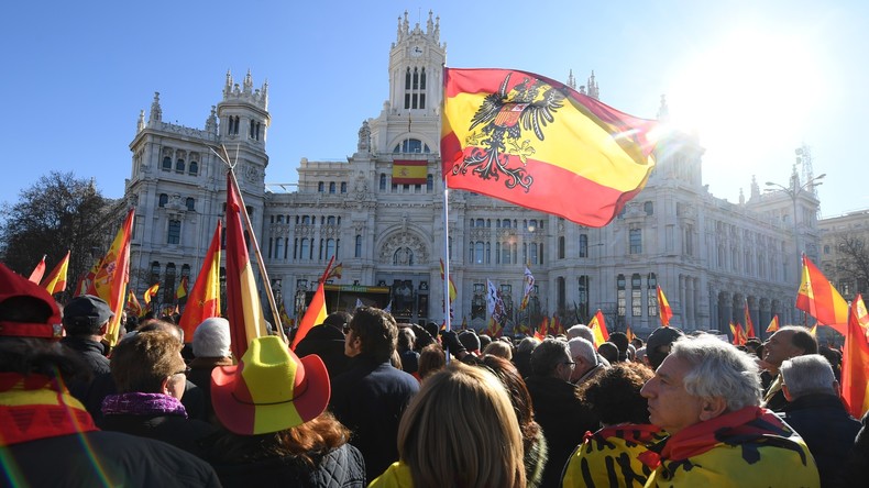 A l'appel de Vox, des milliers d'Espagnols manifestent contre le gouvernement d'union des gauches