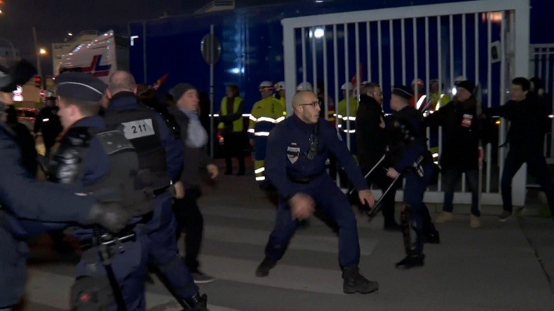 Blocage d'une déchetterie à Ivry-sur-Seine : échauffourées entre syndicalistes et forces de l'ordre