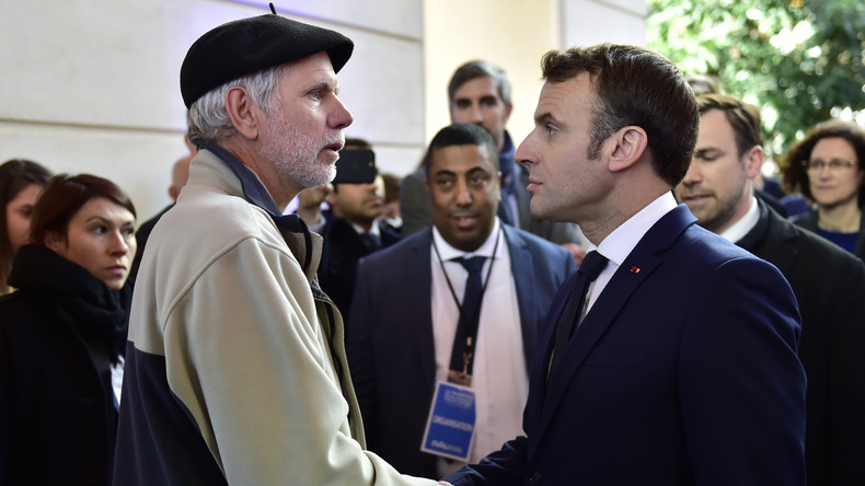 «Vous patachonnez dans la tête» : vif échange entre Macron et un enseignant sur BlackRock