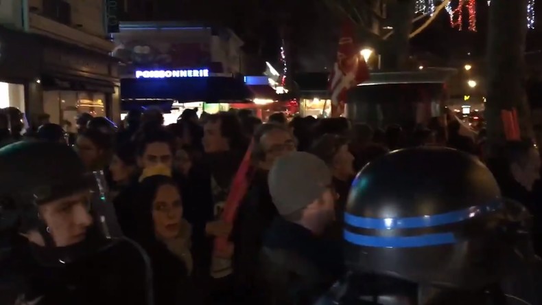 Municipales à Paris : en campagne, Marlène Schiappa se fait interpeller par des manifestants