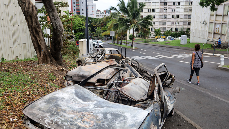 La Réunion : tensions après la mort d'un motard dans une collision avec la police (IMAGES)