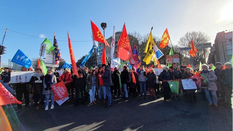 «Marchons enfants» : les opposants à la «PMA sans père» et la GPA manifestent à Paris