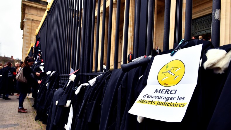 Jeter ses outils de travail : un moyen d'expression qui fait florès chez les manifestants (VIDEOS)