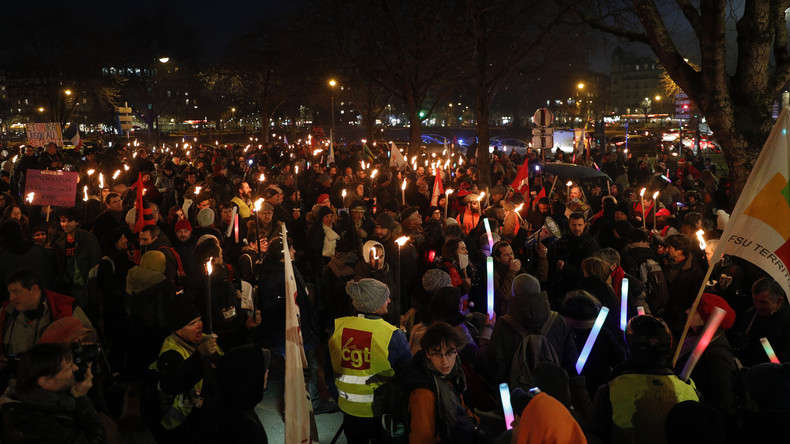 Contre la réforme des retraites, des marches aux flambeaux dans toute la France