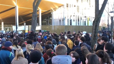 Des étudiants devant l'université de la Sorbonne, lors d'un blocage de l'établissement le 6 janvier 2020.