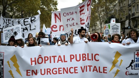 Des individus manifestent le 14 novembre 2019 à Paris dans le cadre d'une journée nationale de protestation appelant à un «plan d'urgence pour les hôpitaux publics» (image d'illustration).