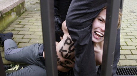 Une Femen protestant contre la visite de Vladimir Poutine à Bruxelles en 2014, arrêtée devant le bâtiment du Conseil de l'UE (image d'illustration).
