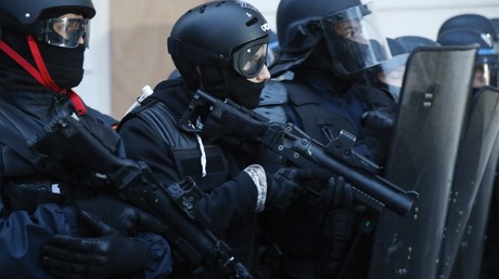 Un policier armée d'un LBD, le 10 décembre 2019, à Paris (image d'illustration).