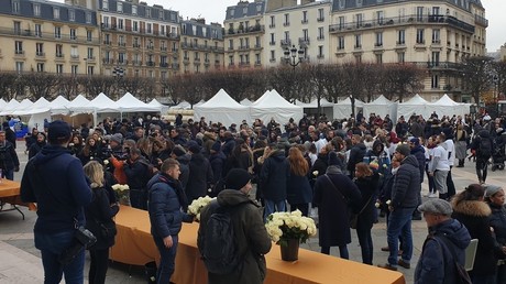Des citoyens se sont rassemblés à Levallois-Perret (92) pour une marche blanche en hommage à Cédric Chouviat.