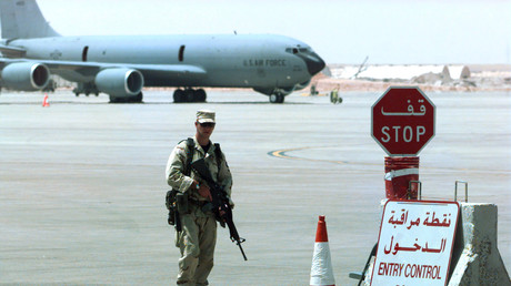 Un militaire tient la garde devant la base aérienne militaire Prince Sultan, en Arabie saoudite, le 4 septembre 1996 (image d'illustration).