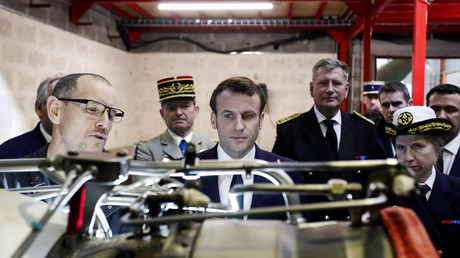 Emmanuel Macron s'entretient avec un employé d'Héli-Union, une société de services de transport et de maintenance d'hélicoptères à la base aérienne de Sauvagnon, près de Pau, le 14 janvier 2020 (image d'illustration).