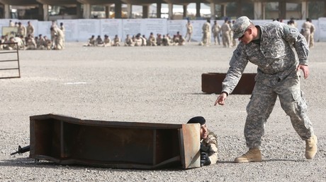 Un instructeur militaire américain avec un soldat irakien, le 7 janvier 2015, sur la base de Taji, en Irak (image d'illustration).
