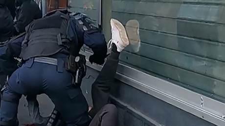 Le policier filmé en train de frapper un manifestant un sol, le 18 janvier à Paris.