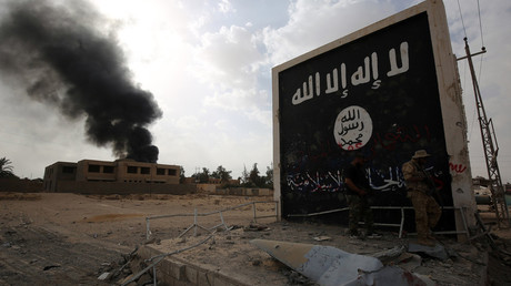 Un drapeau du groupe terroriste Daesh sur un mur en Irak (image d'illustration).