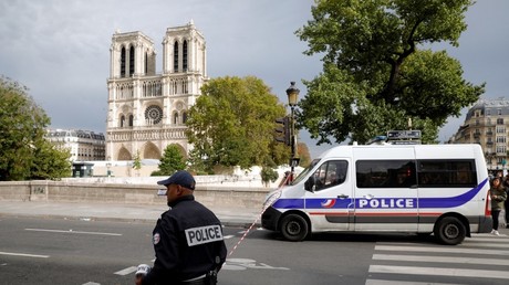 Un policier établit un cordon de sécurité à la suite du meurtre de quatre policiers à la préfecture de police de Paris.