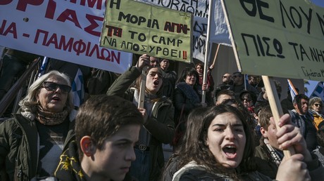 Des manifestants, au port de Mytilène, principale ville de l'île grecque de Lesbos, demandent le retrait du camp de migrants de Moria le 22 janvier 2020.