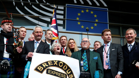 Saynète de députés britanniques pro-brexit, au Parlement européen pour la dernière fois, à Bruxelles (Belgique), le 31 janvier 2020.