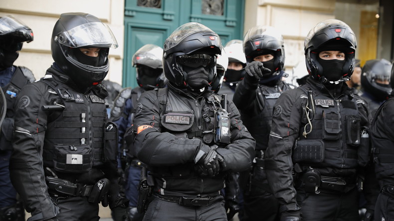 «Clé d’étranglement, plaquage ventral» : une tribune dénonce «l'impunité des violences policières»