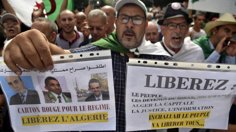 Algérie : une des figures du mouvement de contestation relaxée par la justice