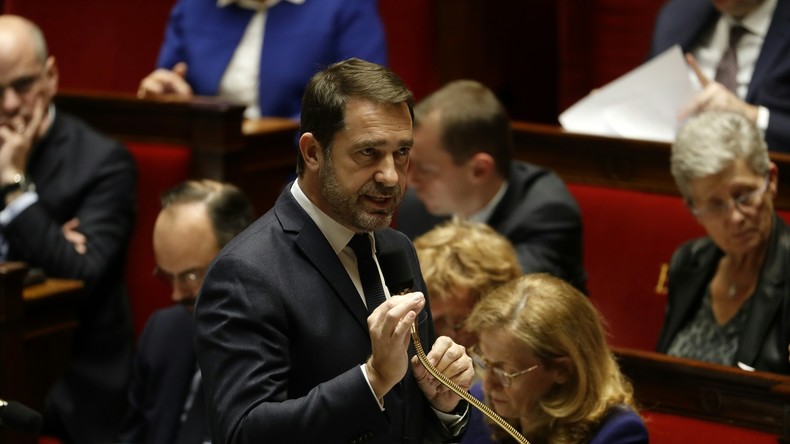 Etiquettes politiques aux municipales : Castaner abaisse le seuil aux villes de 3 500 habitants
