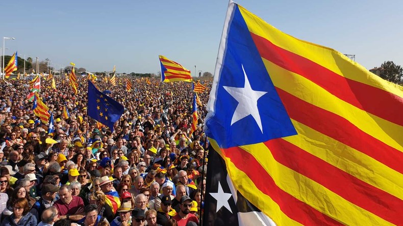 A Perpignan, l'indépendantiste Carles Puigdemont rassemble des dizaines de milliers de partisans