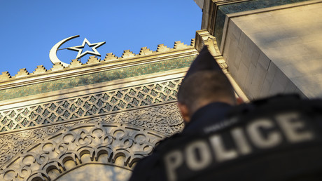 Un policier monte la garde devant l'entrée de la grande mosquée de Paris, le 22 mars 2019 lors d'une cérémonie en hommage aux victimes des massacres des mosquées jumelles à Hagley Park à Christchurch (Nouvelle-Zélande). (image d'illustration)