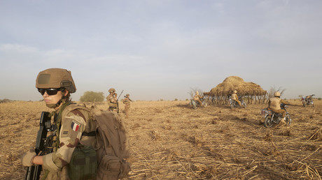 Sur cette photo d'archive prise le 9 novembre 2019, un soldat de l'armée française patrouille dans une zone rurale lors de l'opération Barkhane, dans le nord du Burkina Faso (image d'illustration).